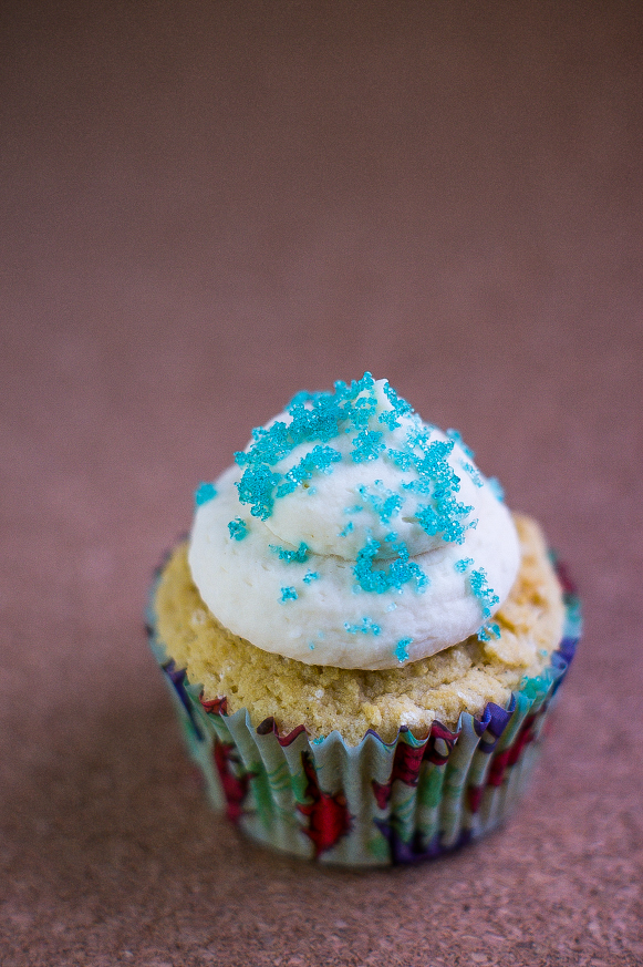 Low Carb Vanilla Cupcakes with Cream Cheese Frosting #keto #lowcarb