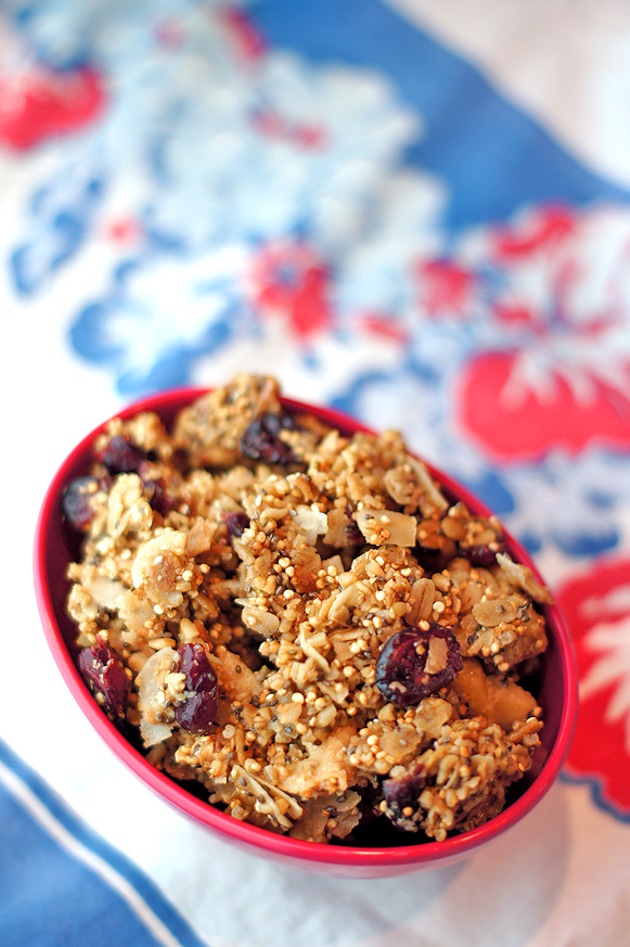 Homemade Vanilla Granola with Chia Seeds and Quinoa #vegan #glutenfree