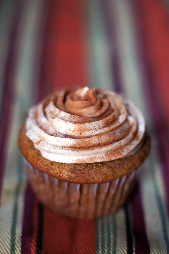 Pumpkin cupcakes with Cinnamon and Brown Sugar Icing #fall #pumpkinspice