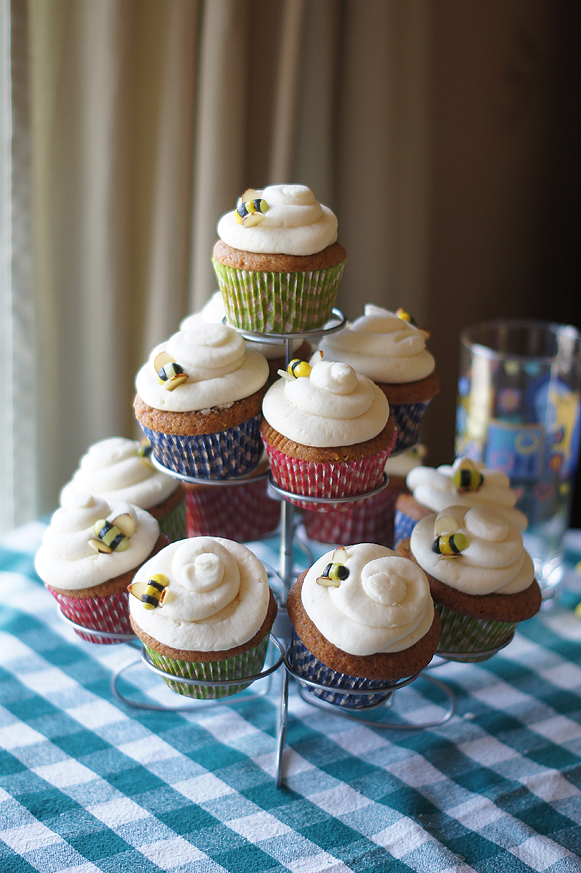 Adorable Honey Bee Cupcakes for a Winnie the Pooh Party!