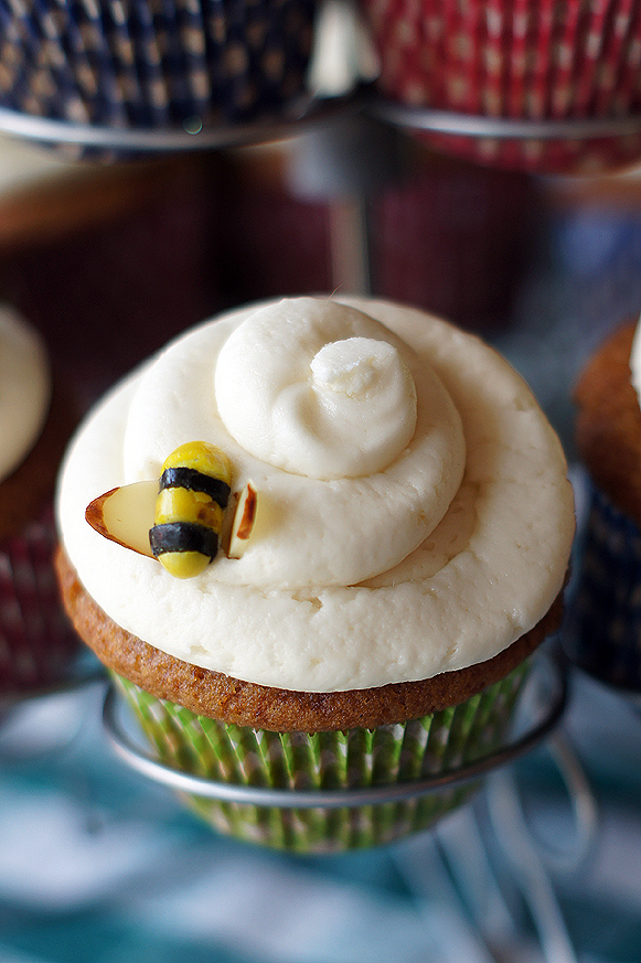 Adorable Honey Bee Cupcakes for a Winnie the Pooh Party!